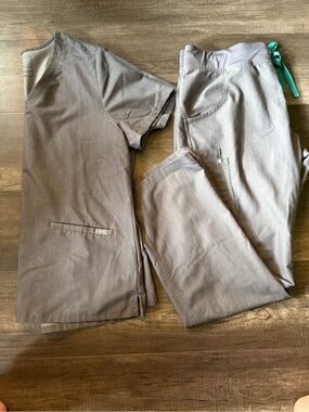 FIGS Technical Collection Scrub Set Heather Grey V-Neck Top & Yola Cargo Pants L